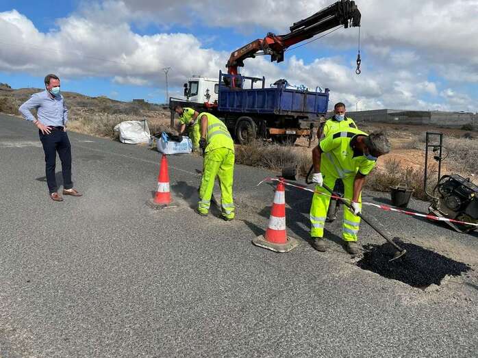 El concejal Eloy Santana supervisa los trabajos de reparación de los baches/TA.